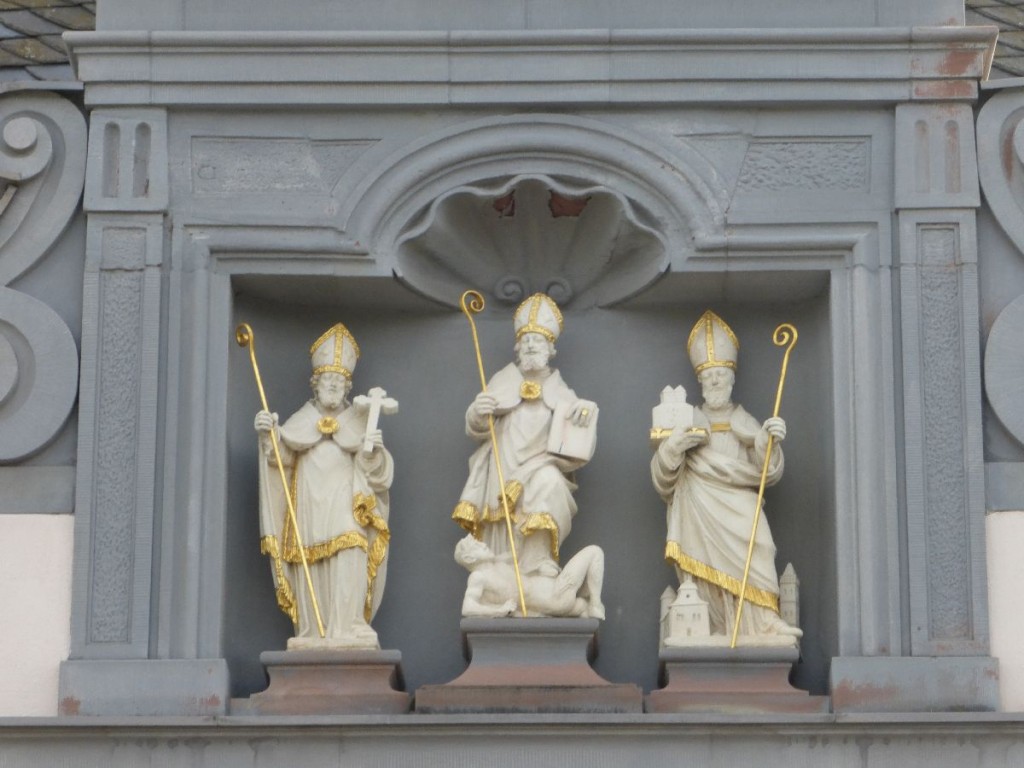 De hellige biskopene Eucharius, Valerius og Maternus, steinskulpturer fra rundt 1717 i klosteret St Matthias i Trier