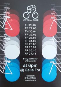 Links und rechts links jeweils drei halbe Fahrradsymbole, die Räder in abwechselnden Farben Rot, Weiss, Blau. In der Mitte unter dem CM Symbol, die Daten der Fahrten (letzter Freitag im Monat)