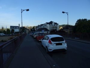 Geparkte Autos auf der Brücke im Schatten