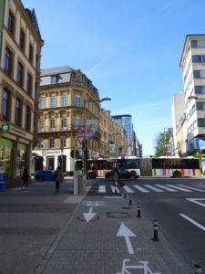 Der neue Fahrradweg in der Avenue de la Gare. Im Hintergrund ein Bus quert die Kreuzung