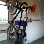 Mein Fahrrad aufgehangen im Zug