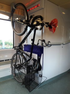 Mein Fahrrad aufgehangen im Zug