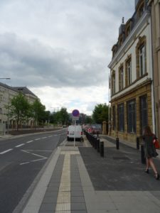 Strasse, Bushaltestelle, Parkplatz, Pöller, eine Fussgängerin vor der Britischen Botschaft in Luxemburg