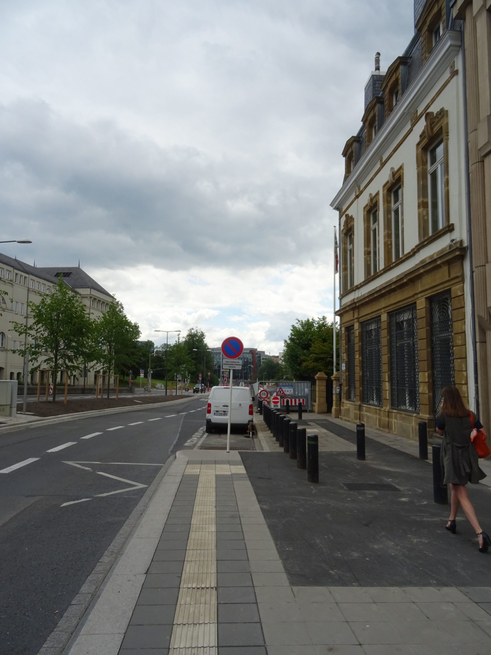 Strasse, Bushaltestelle, Parkplatz, Pöller, eine Fussgängerin vor der Britischen Botschaft in Luxemburg